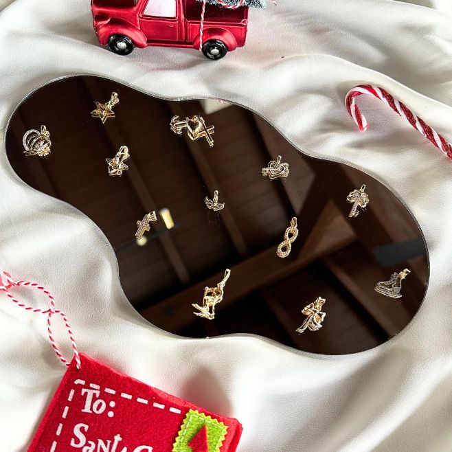 ✨ Oslávte kúzlo Vianoc so zlatými príveskami, ktoré rozžiaria každý okamih! Perfektný darček plný elegancie a lásky. 🎄🎁...